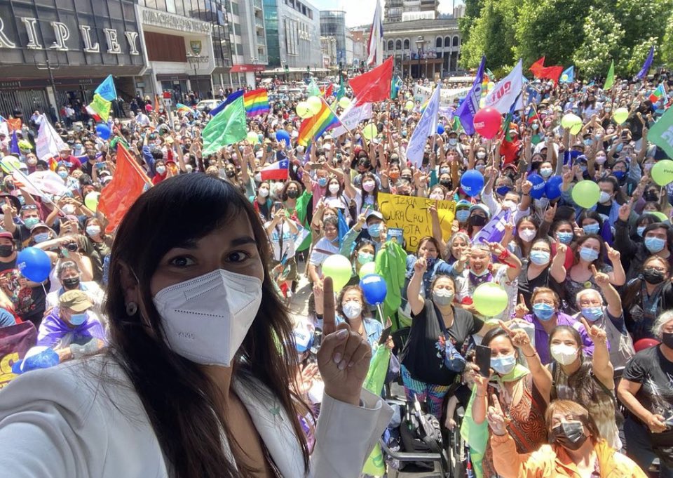 AnitaFernandaM's tweet photo. Estos 2 actos de campaña fueron hoy, uno de #Kast en Concepción Chile 🇨🇱otro de Boric en…en…la verdad no se en que país fue, no ubico la bandera 🤦🏻‍♀️ @joseantoniokast #KastPresidente2022 https://t.co/GIsK87RgIF