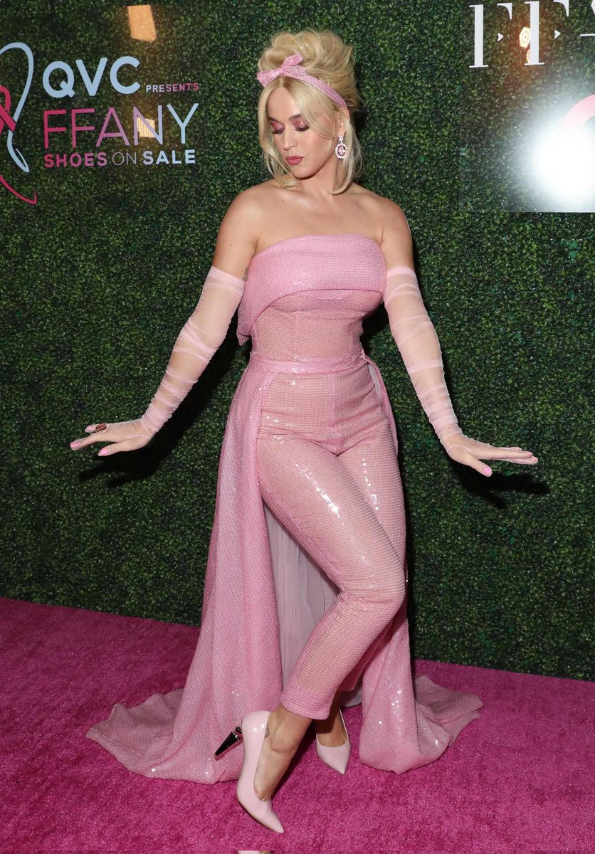 david_tz0's tweet photo. #BBMAs I'm sure you waited a long time to see me at an award show again 💗 https://t.co/oSDb21HHJH