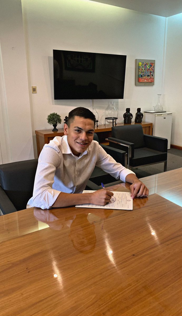 Agradecido con Dios por la firma
de mi primer contrato Profesional, con el club que me vio crecer desde pequeño.
Gracias a mi familia y a todas las personas que estuvieron a mi lado en este proceso.
•
•
•
El inicio de grandes cosas ❤️⚽️