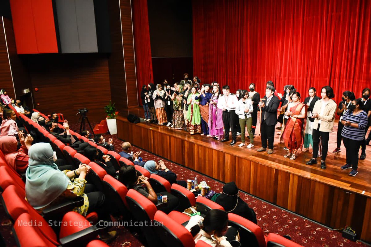 MohdShukriYajid's tweet photo. Splendid performance! Enjoyed the theatre production of "Robin, Seth and The 5 Legends" staged by students of School of Education &amp; Social Sciences. Bursts of talents among #MSUrians. @MsumalaysiaS @MSUmalaysia @MSUcollege @drnhisham https://t.co/anv4JhNdz5