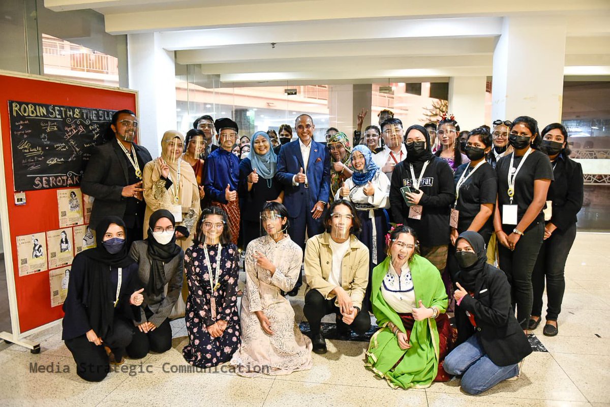 MohdShukriYajid's tweet photo. Splendid performance! Enjoyed the theatre production of "Robin, Seth and The 5 Legends" staged by students of School of Education &amp; Social Sciences. Bursts of talents among #MSUrians. @MsumalaysiaS @MSUmalaysia @MSUcollege @drnhisham https://t.co/anv4JhNdz5