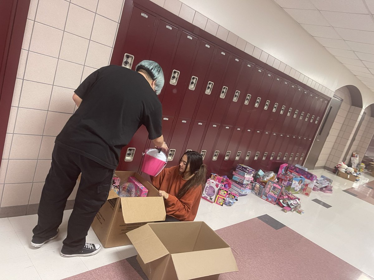RHS_Eagles's tweet photo. Kason’s crew collecting toys tonight at RHS. We have the most generous district, city, and school! #ToyDrive @gisdengagement @RowlettStuCo https://t.co/zOfV6rLBgP