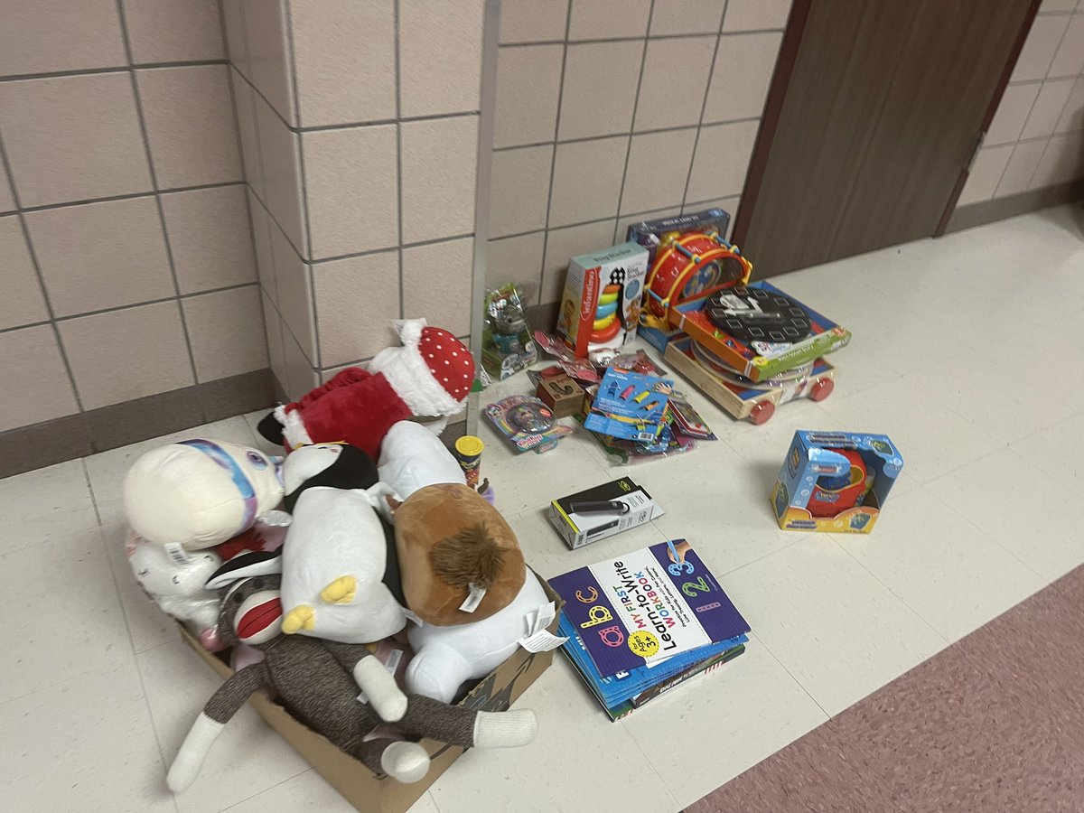 RHS_Eagles's tweet photo. Kason’s crew collecting toys tonight at RHS. We have the most generous district, city, and school! #ToyDrive @gisdengagement @RowlettStuCo https://t.co/zOfV6rLBgP