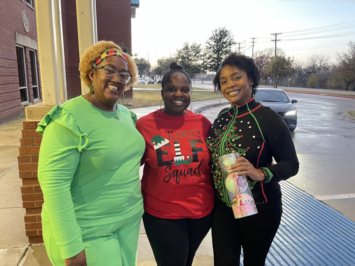 RHS_Eagles's tweet photo. Kason’s crew collecting toys tonight at RHS. We have the most generous district, city, and school! #ToyDrive @gisdengagement @RowlettStuCo https://t.co/zOfV6rLBgP