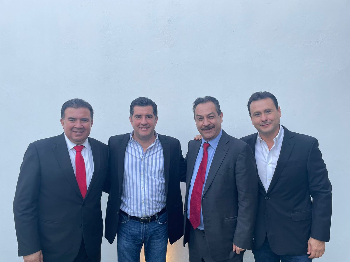 El Secretario <a href="/F_DeLasFuentes/">FernandoDeLasFuentes</a>, sostuvo una reunión con el Colegio de Notarios de #Torreón y su presidente <a href="/JacintoFaya/">Jacinto Faya Rodríguez</a>, en el que se da seguimiento a la instrucción del Gobernador <a href="/mrikelme/">Miguel Riquelme</a> de trabajar de cerca con el notariado y brindar certeza jurídica a los coahuilenses.