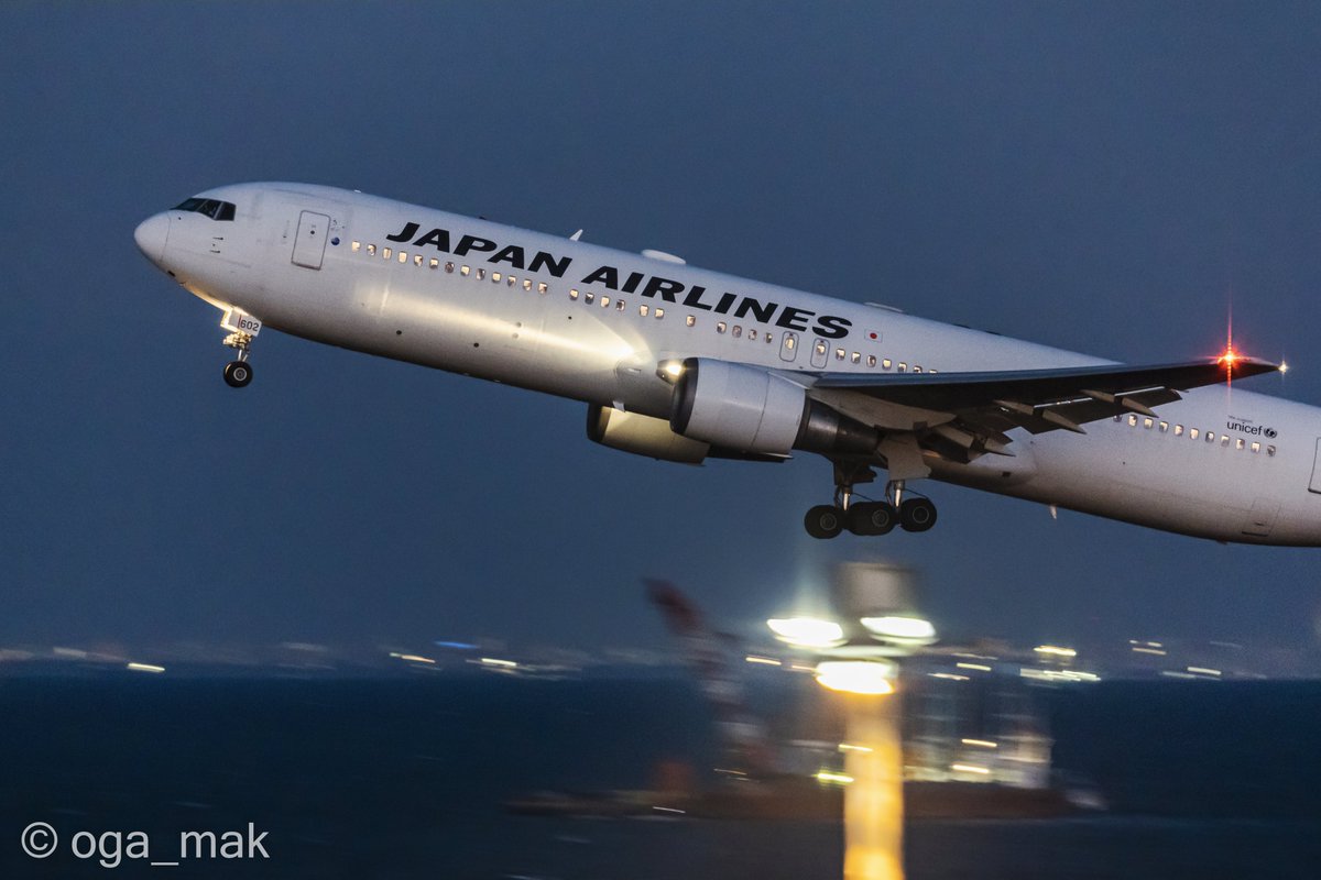 oga_mak's tweet photo. ブルータイムに映える機体、寒さと風に翻弄されました。
*
✈️RWY34R↗ - JA602J - Boeing 767-346ER - Japan Airlines - JL523(HND-CTS)
*
✨HND/RJTT T2, 12/9/2021
#Canon #キヤノン #EOS #R3 #EOSR3 #ef500 #ISO10000 https://t.co/7RV5wPqOdG