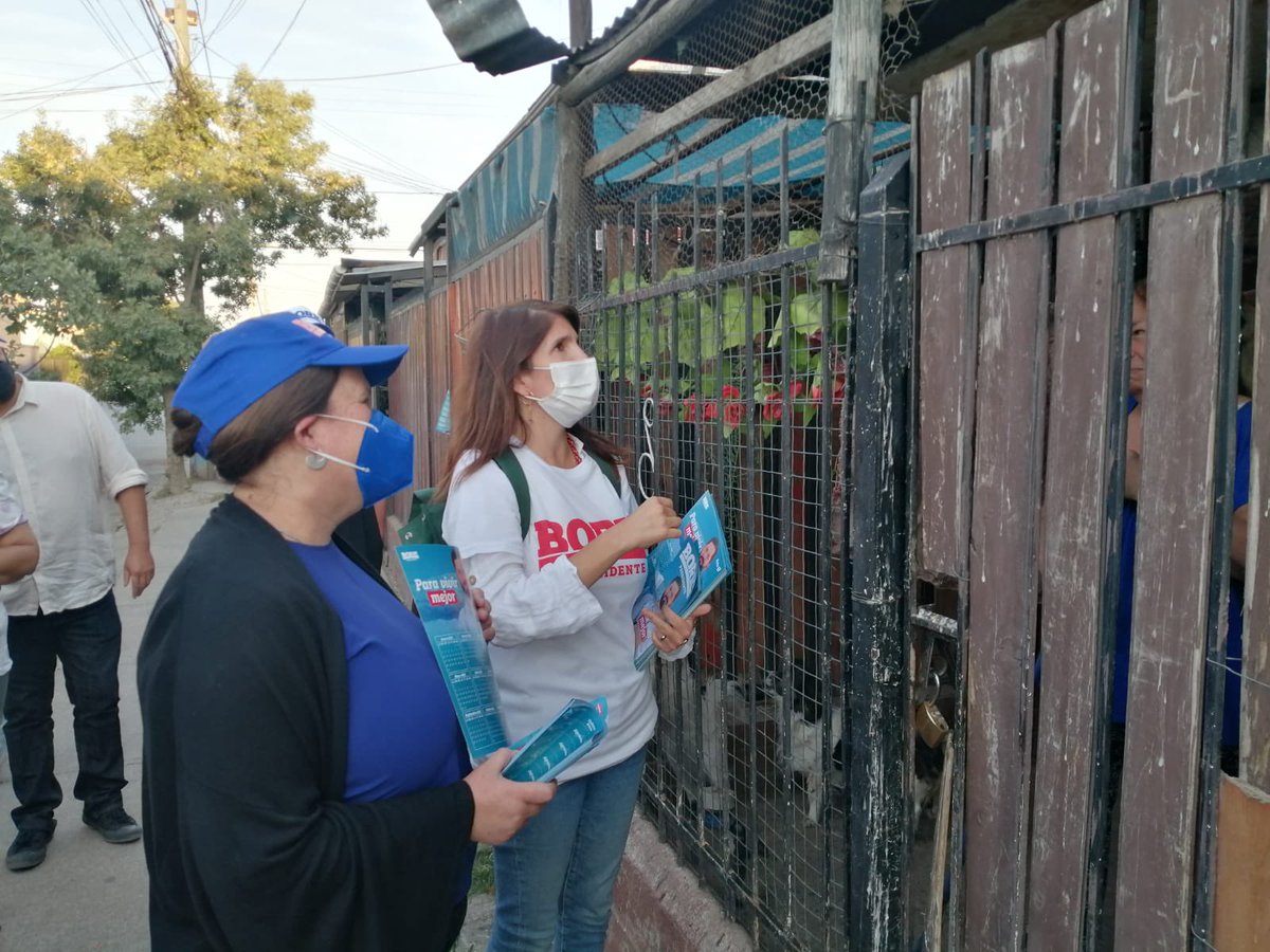 paulanarvaezo's tweet photo. 🌳 #Seguimos recorriendo Puente Alto, junto con mi querida @Mayafernandeza, conversando con vecinos y vecinas para que este domingo 19, Chile tenga a un gran Presidente @gabrielboric #BoricPresidentedeChile https://t.co/u68JMjrUdb