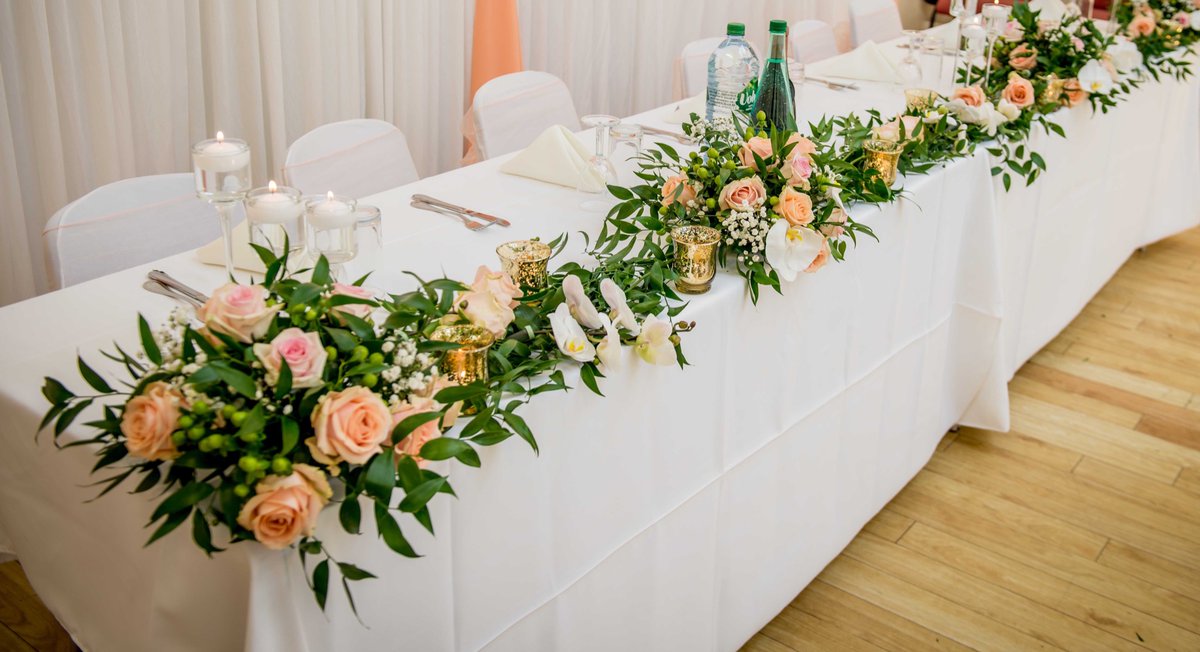 FlorissaDesigns's tweet photo. Reminiscing on this timeless peach and blush pink wedding we designed with the perfect amount of greenery. #floraldesign #wedding #Flowers  #weddingseason https://t.co/FlmL8k4KFN