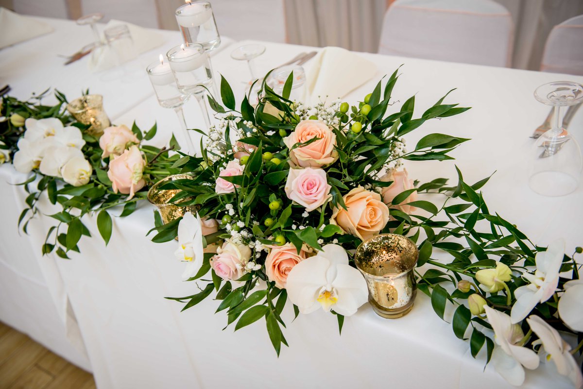 FlorissaDesigns's tweet photo. Reminiscing on this timeless peach and blush pink wedding we designed with the perfect amount of greenery. #floraldesign #wedding #Flowers  #weddingseason https://t.co/FlmL8k4KFN