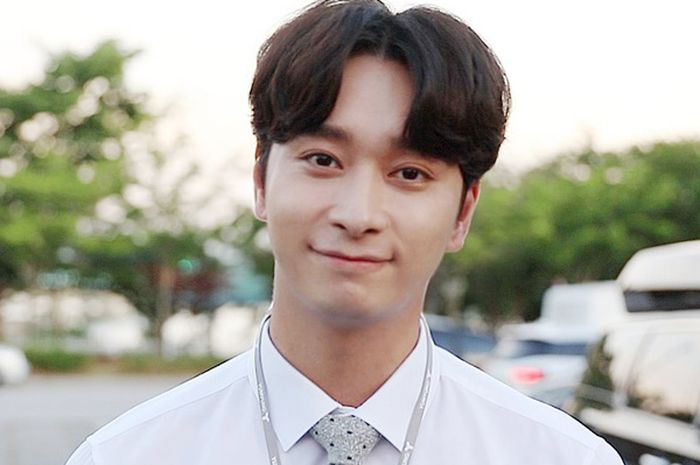 npomvtt's tweet photo. Chansung do 2PM anuncia casamento com namorada que está no início da gravidez. Ela não é uma celebridade e eles namoram há muito tempo. O casamento está previsto para o início de 2022. https://t.co/bn1Y4o8OtR