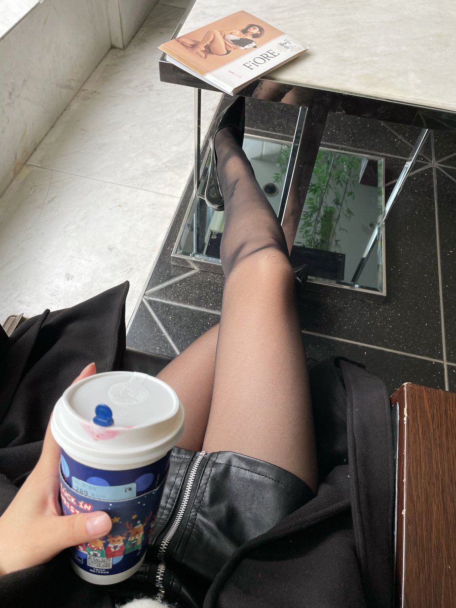 穿个带纹身图案的袜子上班！来楼下咖啡馆买杯咖啡，好多程序员小哥哥都盯着我看！ https://t.co/ecoHaHK6ny