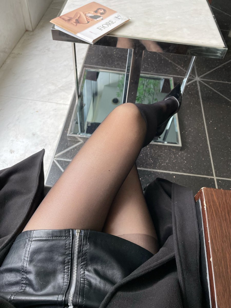 穿个带纹身图案的袜子上班！来楼下咖啡馆买杯咖啡，好多程序员小哥哥都盯着我看！ https://t.co/ecoHaHK6ny