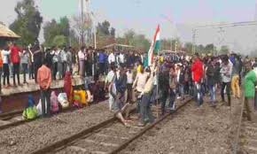 ASHOKKU26509044's tweet photo. #RailwayWaitingClearKaro
#RailwayWaitingClearKaro
किसानो ने अहंकार तोड़ दिया 
अब युवाओ की बारी है।
@AshwiniVaishnaw @RailMinIndia  @DarshanaJardosh https://t.co/SqGmxGj6uL