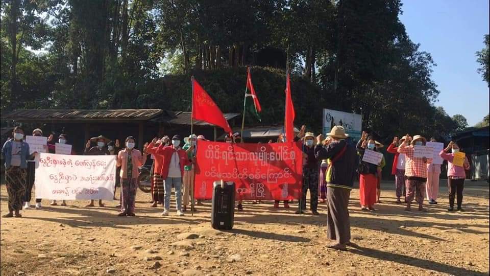 kyisin085's tweet photo. Anti-coup multi-ethnic revolutionary strike in Kachin's Hpakant as usual without a day off despite #InternetShutDown. 🪧  #Dec15Coup #TakeAction_NoMoreWords #WhatsHappeningInMyanmar https://t.co/aesfL9iKgr