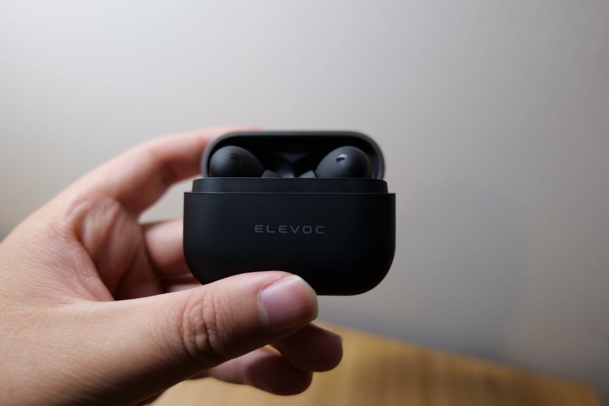 本日Makuakeでプロジェクトが始動した「Elevoc Clear」をレビューしました！

✅AirPods Proに匹敵する骨伝導も交えたノイズキャンセリングは脱帽
✅スマートフォンにも採用されているVOCPLUS技術でクリアな通話が可能
✅本皮ケースの質感が最高

ぜひお試しください😁
taishon.nagoya/elevoc-clear-r…