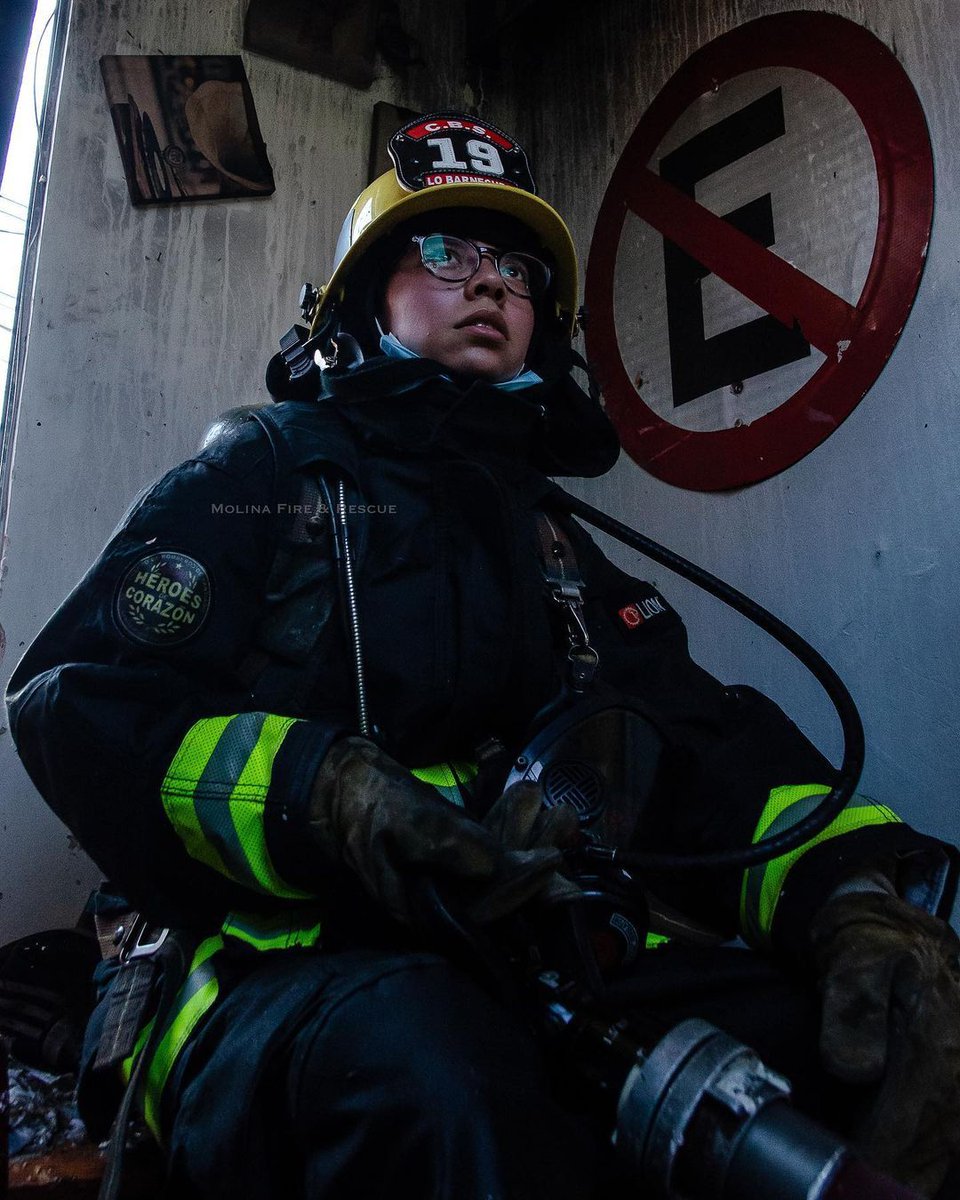 Bombera en nuestro casco First Due Estructural retratada por <a href="/Molinafirescue/">Molina Fire & Rescue</a> 🔥

#Repost 
- 𝖱 𝖤 𝖳 𝖱 𝖠 𝖳 𝖮 𝖲 -
Bombera @decimonovenacbs trabajando en 2da alarma de incendio que afectó a casas en la intersección de las calles Uno Sur y Senda 20 Sur.
