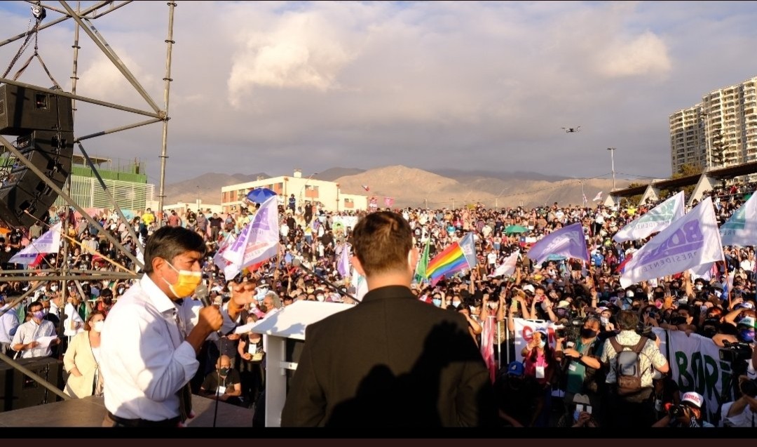 CalamaVelasquez's tweet photo. Hoy en Antofagasta, desde el Norte Andino, recibiendo a @gabrielboric. Porque se viene un trato justo y digno. https://t.co/qFMjEbP5NN