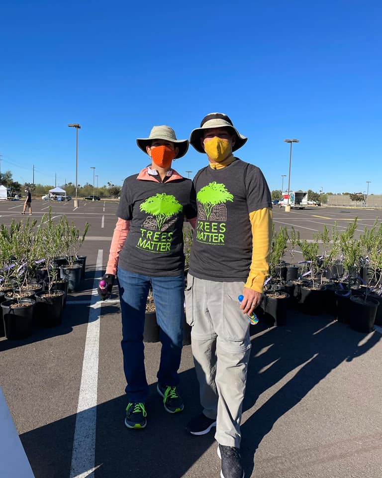 TreesMatterAZ's tweet photo. That’s a wrap!! 👏 Our last SRP Shade Tree Distribution of 2021 was a success! We gave out 1,000 trees on Saturday!! Thanks to our team of volunteers, TM & SRP staff, and interns for making it happen!
#treesmatteraz #srpshadetreeprogram #srpshadetrees #weloveourcommunity https://t.co/npMAS2imlS