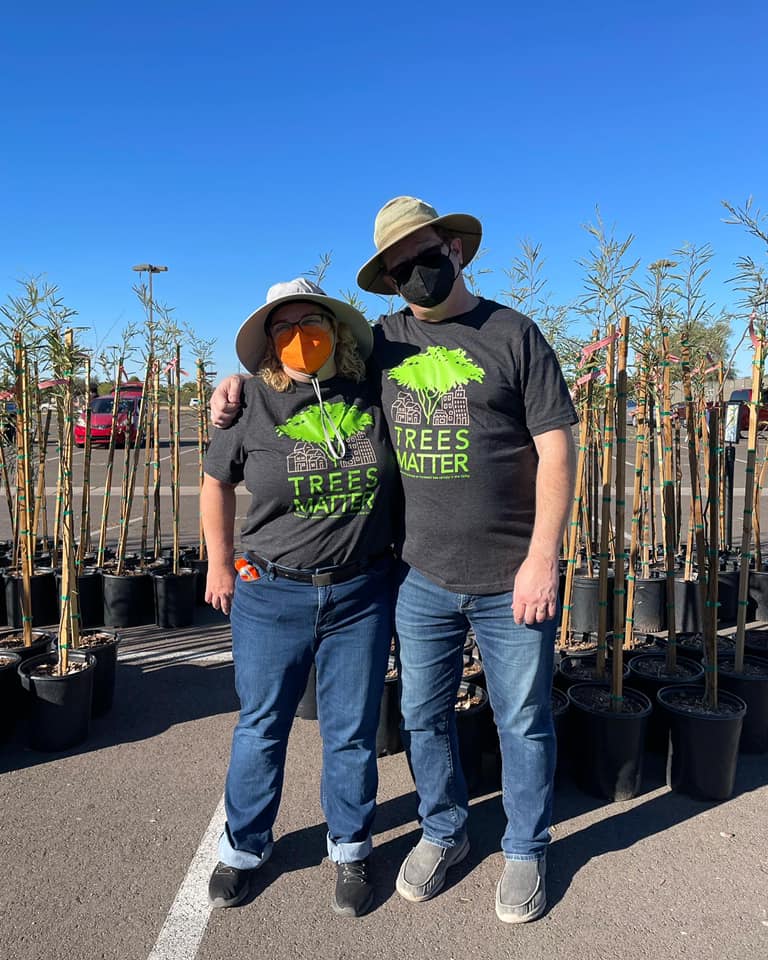 TreesMatterAZ's tweet photo. That’s a wrap!! 👏 Our last SRP Shade Tree Distribution of 2021 was a success! We gave out 1,000 trees on Saturday!! Thanks to our team of volunteers, TM & SRP staff, and interns for making it happen!
#treesmatteraz #srpshadetreeprogram #srpshadetrees #weloveourcommunity https://t.co/npMAS2imlS