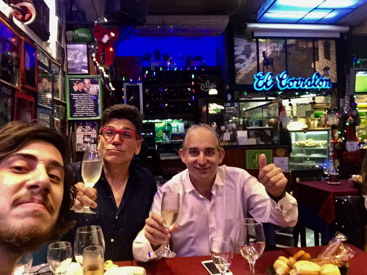 FABIANBANCHERO's tweet photo. Martes de lluvia ☔️ y asado en #ElCorralón @guillecorralon Con @MAGOSINDIENTES #MarianoPugliese ( ahora pelo corto ) y yo ⭕️⭕️ https://t.co/qbBFI1gc7G