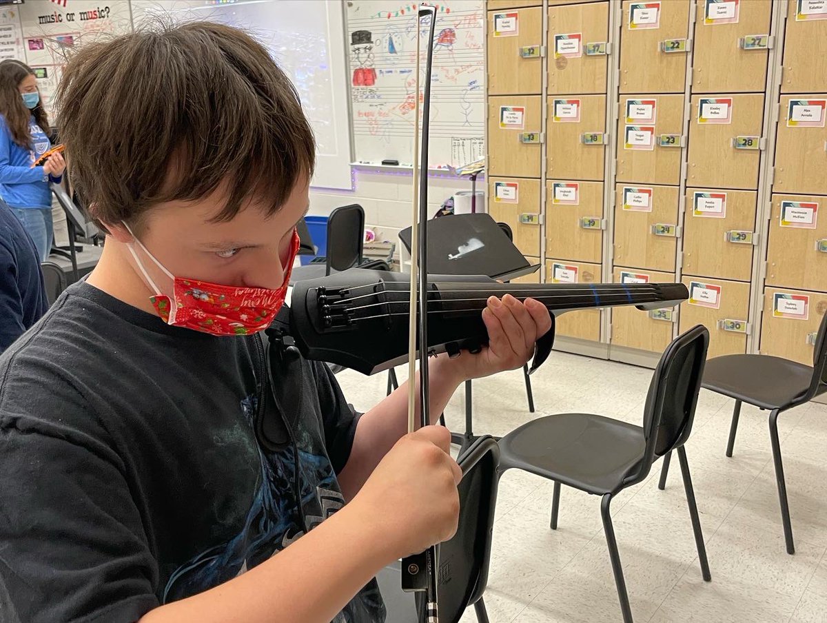 DowningBach's tweet photo. Today was ⚡️electric⚡️ We borrowed electric instruments from @marcusorchestra and @lhsorchestra and @mshardyparty brought up her electric violin and amps! Everyone got to rock out! https://t.co/uPaiDkocEb