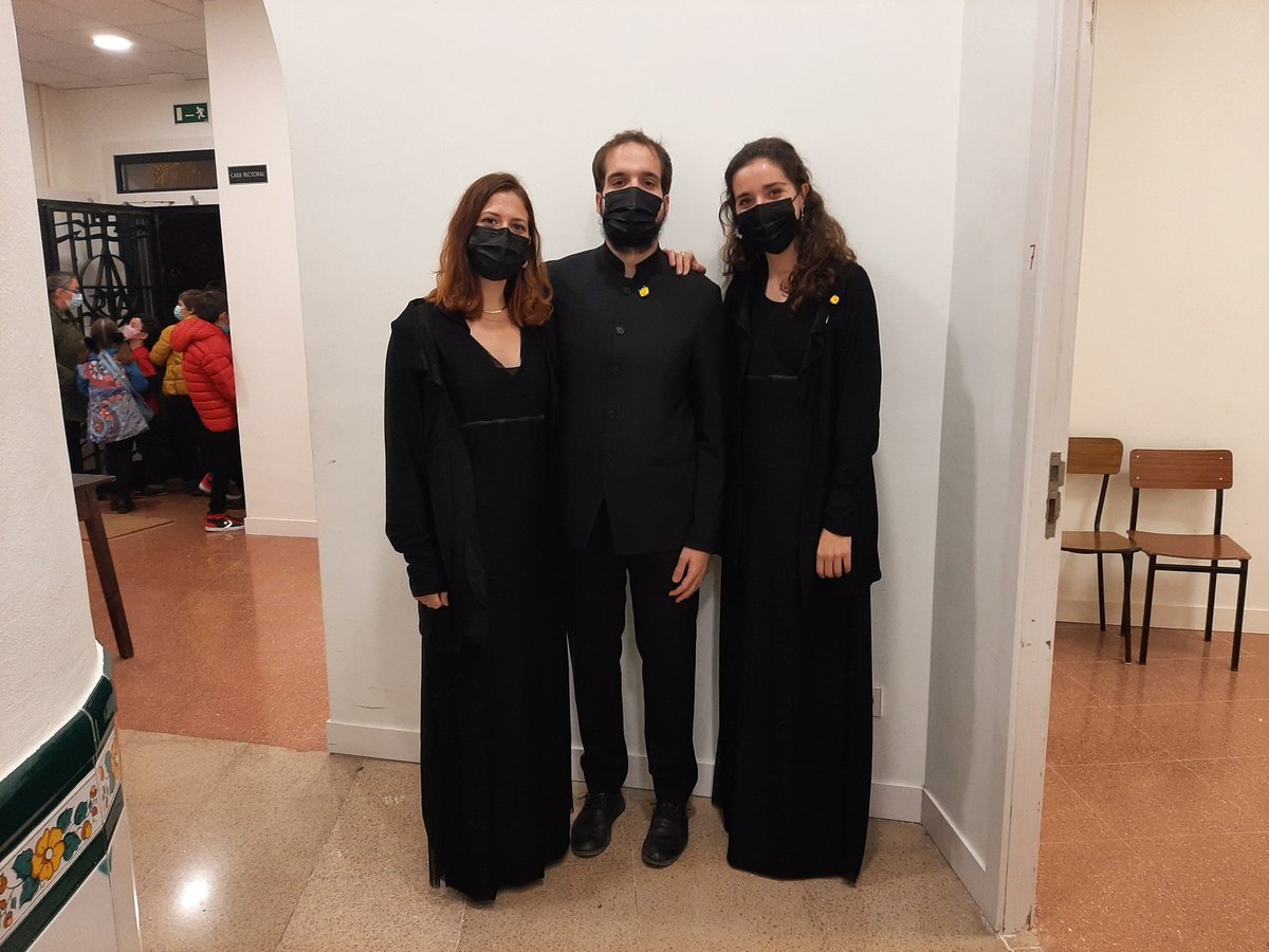 corjovestjordi's tweet photo. El concert de Nadal d'enguany ens ha reunit amb aquest i aquestes excantaires nostres @lauravives @albertmc13 @emma_pri , que actualment ja són cantaires de la Coral Sant Jordi @coralsantjordi .
#corjovestjordi #esquitxespurna #coralsantjordi #concertdenadal #excantaires https://t.co/m871GABDxY