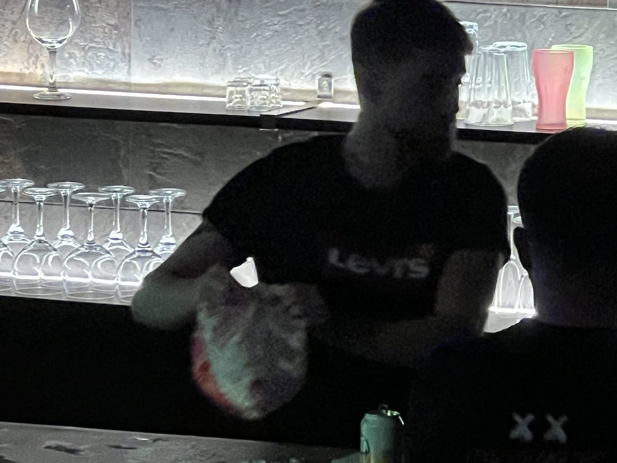 menos_trece's tweet photo. La leyenda era cierta: Carola vive en una barra de bar. https://t.co/bnyqI3Fyki