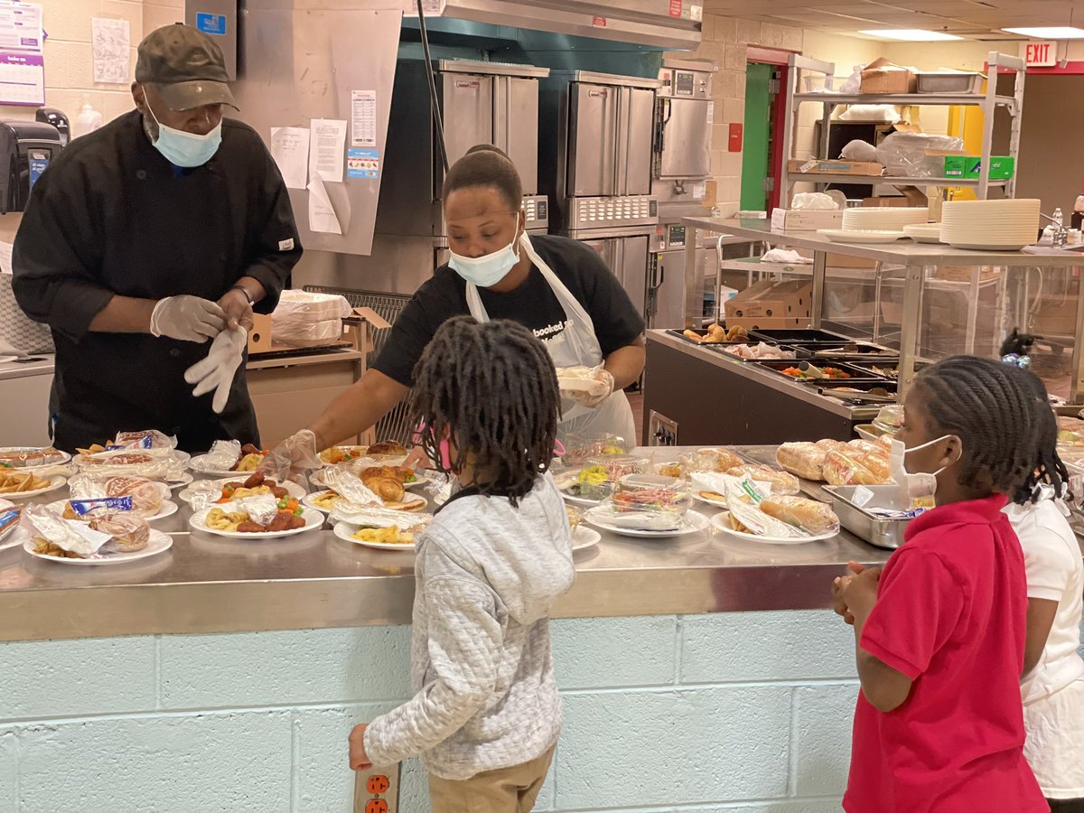marionlaw_dpscd's tweet photo. A HUGE Lions ROAR & Thank you to our district Chef & MLA’s Food Service team for ensuring that scholars eat GREAT! Yes! This is SCHOOL lunch & the students absolutely LOVE having choices! #DPSCD #SchoolLunch #MLA #DPSCDFoodService #GreatChef #EatingGood #Yummy @DPSCDNutrition https://t.co/ftupamkc88