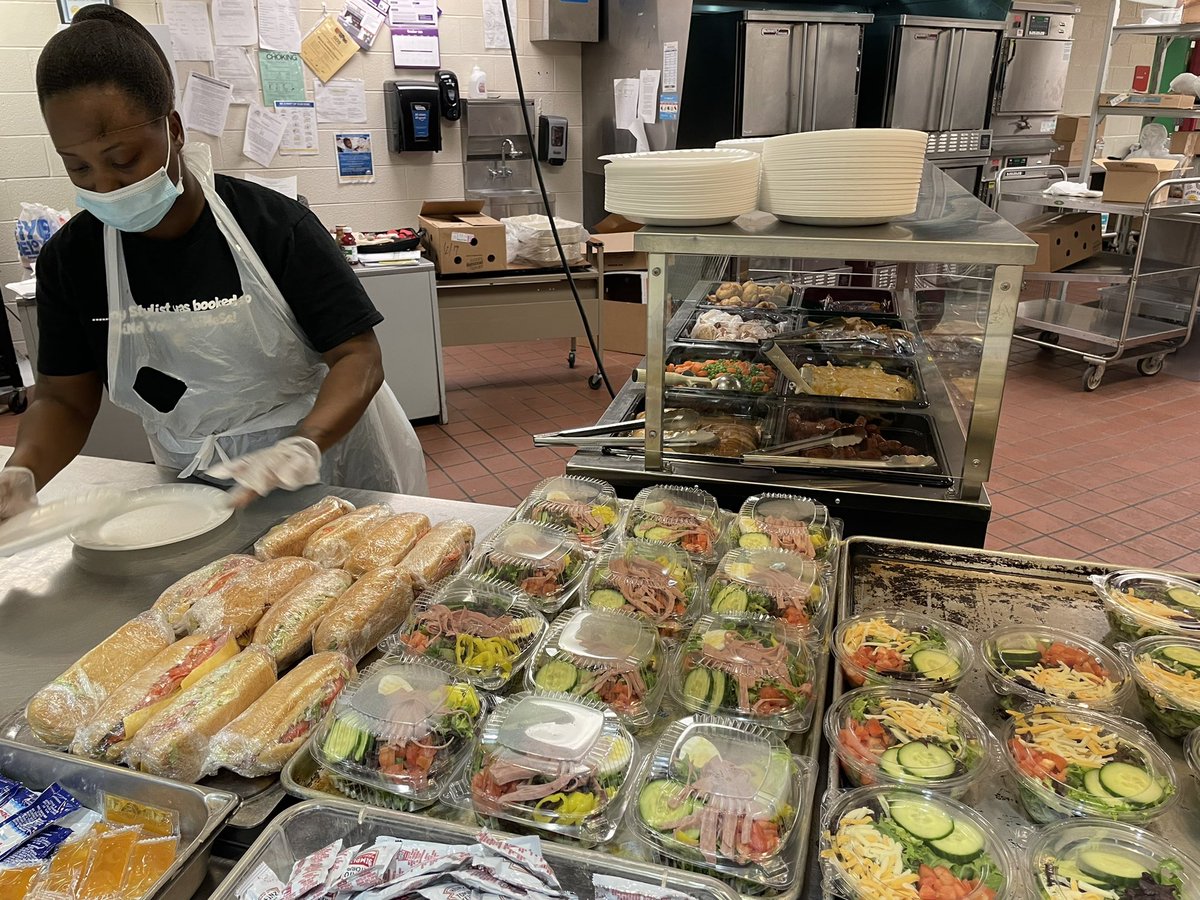 marionlaw_dpscd's tweet photo. A HUGE Lions ROAR & Thank you to our district Chef & MLA’s Food Service team for ensuring that scholars eat GREAT! Yes! This is SCHOOL lunch & the students absolutely LOVE having choices! #DPSCD #SchoolLunch #MLA #DPSCDFoodService #GreatChef #EatingGood #Yummy @DPSCDNutrition https://t.co/ftupamkc88