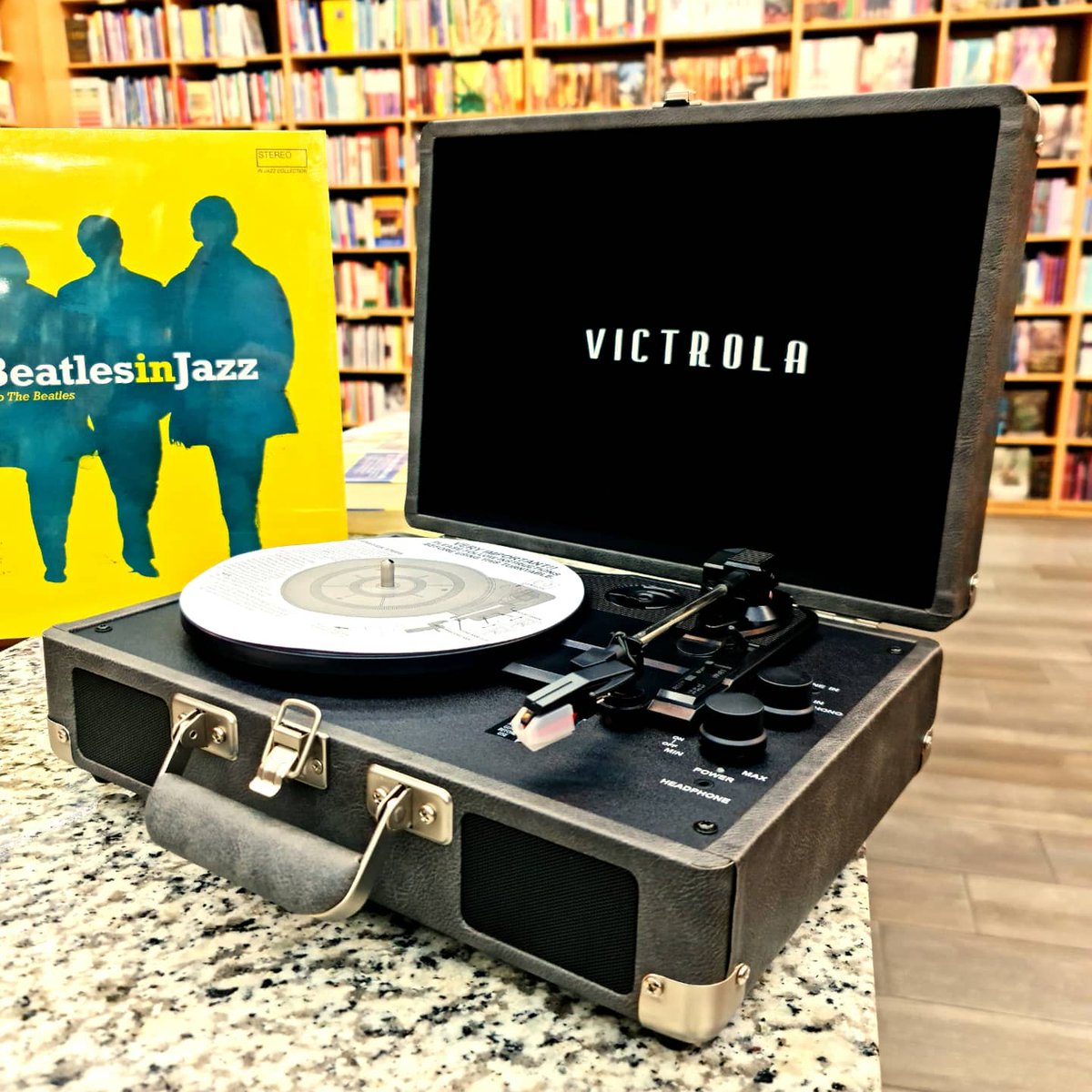 demuseo's tweet photo. ¡Un mundo de regalos por descubrir!
¡Descubre el regalo perfecto en todas nuestras tiendas, también en nuestra tienda en línea: https://t.co/DgtcYi8a5b!
Victrola estilo maleta con bluetooth.
Q899.00
Long Play Beatles in Jazz Various
Q259.00
#DeMuse #Beatles #Victrola https://t.co/vL8VxCjZFV