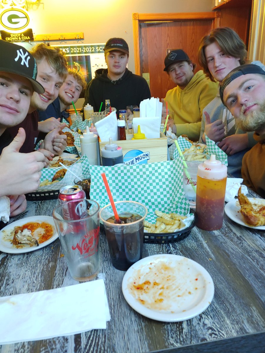 CoachAUWL's tweet photo. The tight ends enjoying wings at the Vogue. The do it all group! https://t.co/2yjknVchZe