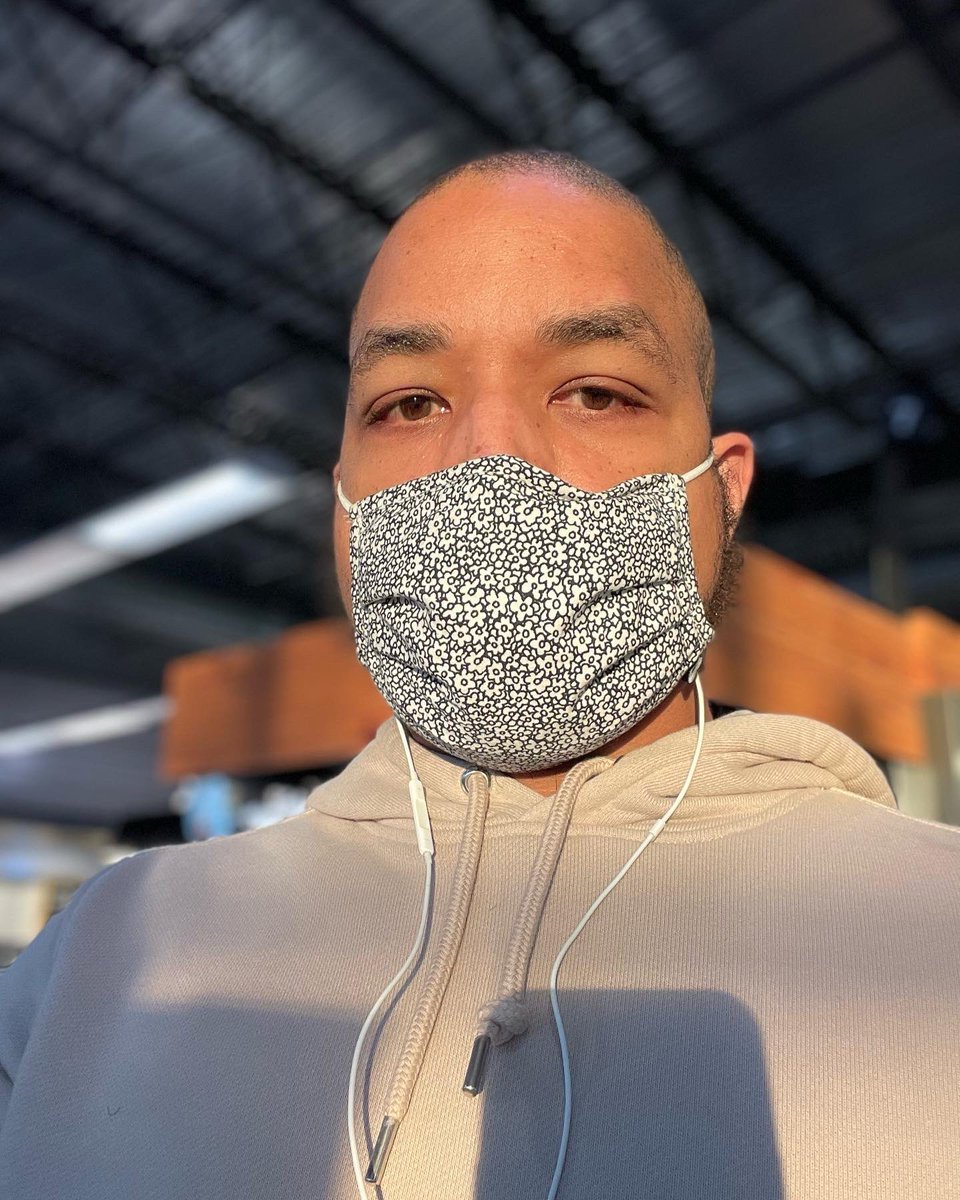 koriedrose's tweet photo. When you’re in line at Whole Foods and the light hits you just right! #SunsetSelfies #RiverdalePark #PGCounty #WholeFoods https://t.co/tVH5xYT0L2