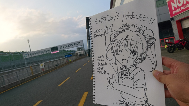 #レース場で撮ったレースじゃない写真選手権 
MacBookに直描きしたりラクガキしてた(描いている人もライダー) 