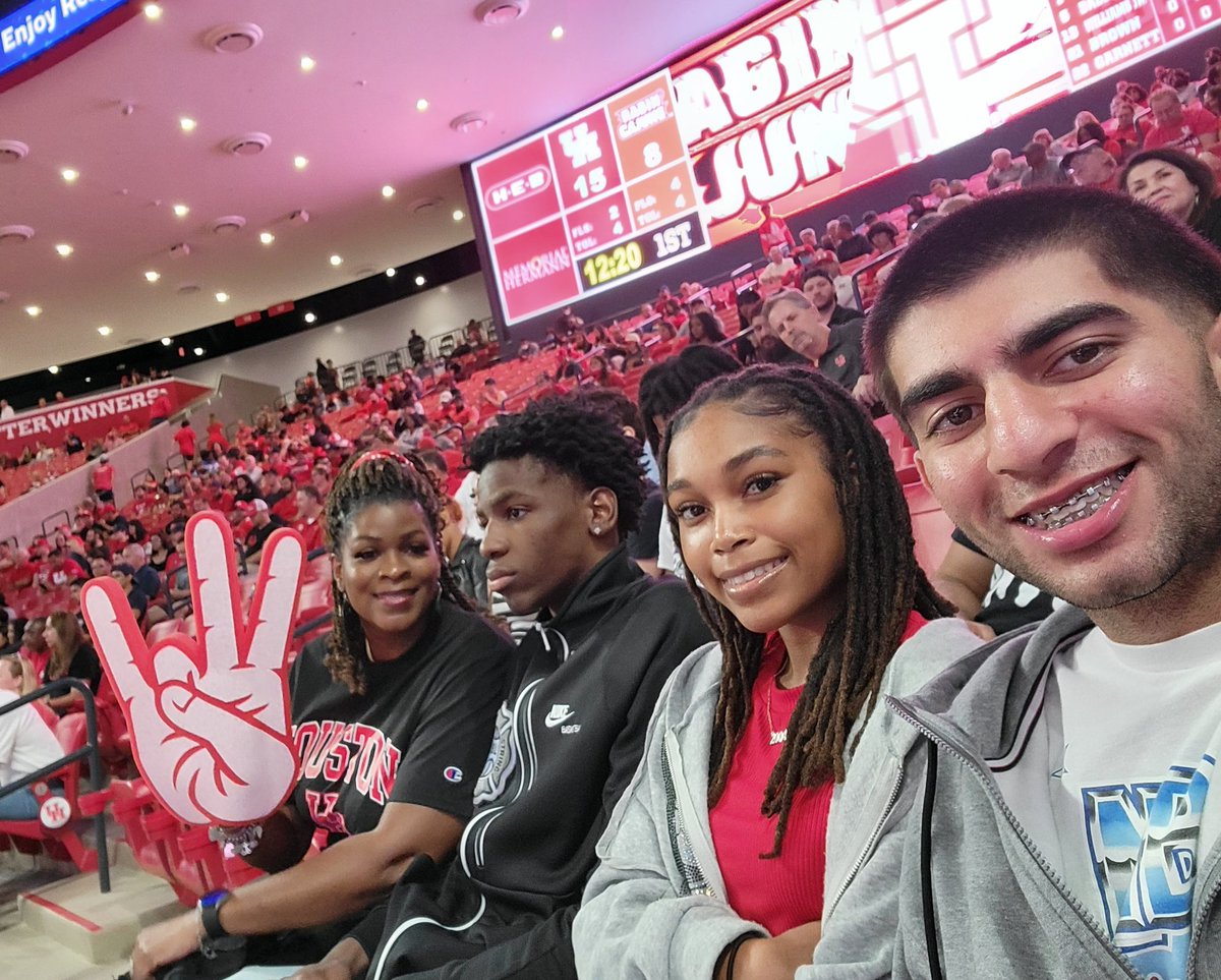 74BEAUTIFULSOUL's tweet photo. UH vs LA Ragin Cajuns #GooCoogs ❤🤍🤘🏀 @TArceneaux21 https://t.co/T049jRfSoL