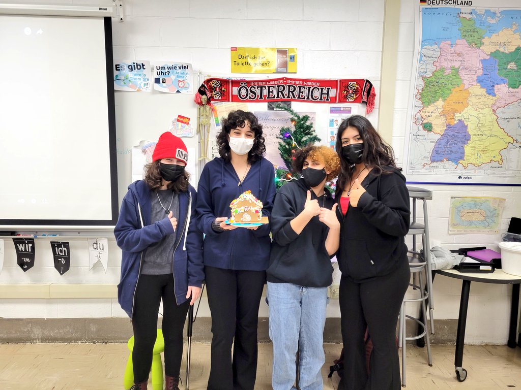 frau_arkin's tweet photo. Had a great time decorating some festive Lebkuchenhäuser at German Club today! 🍪☃️ #learngerman https://t.co/FFZ0df9uWy