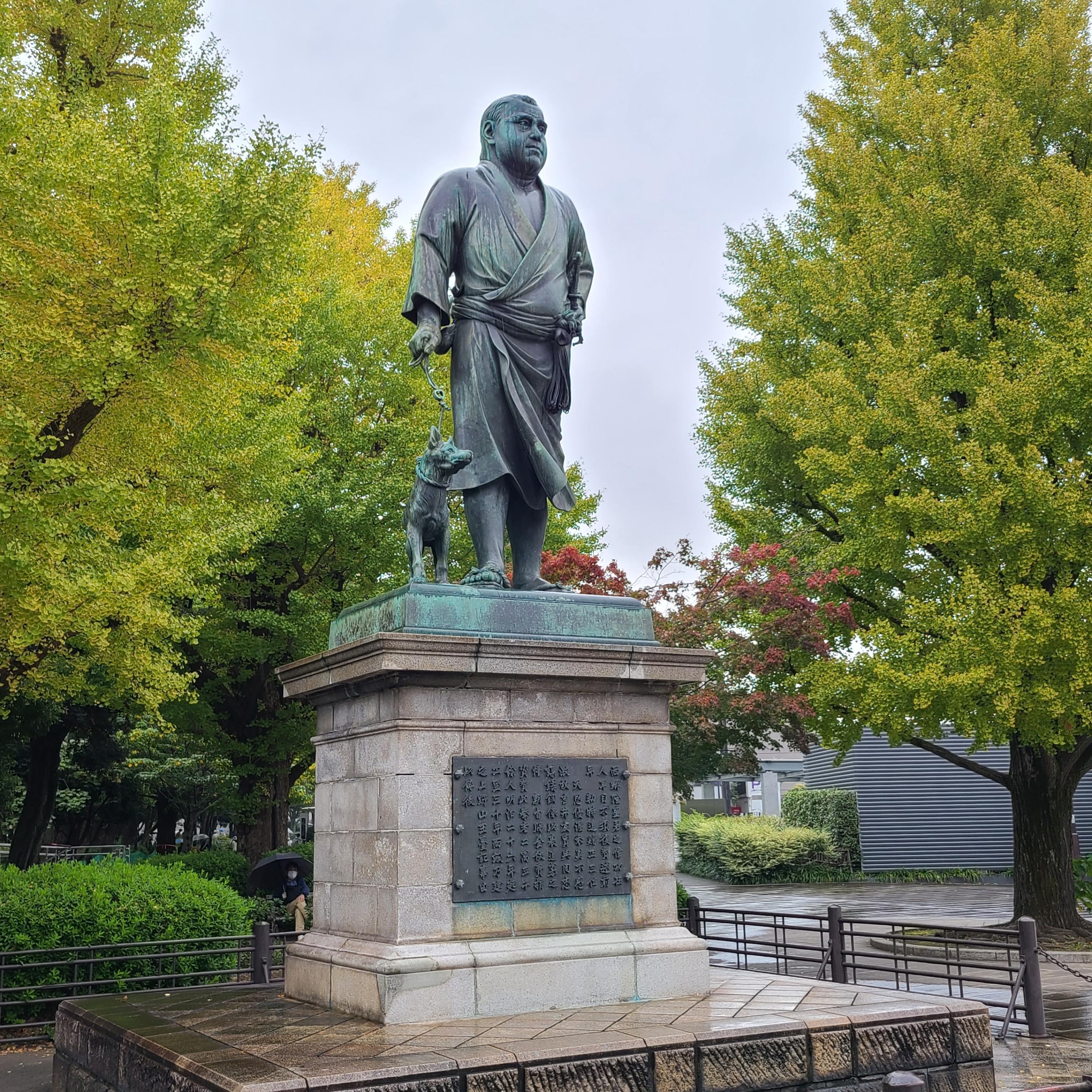 フォンダ 日本薬科大学公式 上野恩賜公園のシンボルと言えば 犬を従え威風堂々とした立ち姿で佇む西郷隆盛像なんだな この銅像は 西郷どんの愛犬だった薩摩犬を連れてうさぎ狩りに出かける姿をモチーフとしたんだって 銅像からも 偉業を成し遂げた