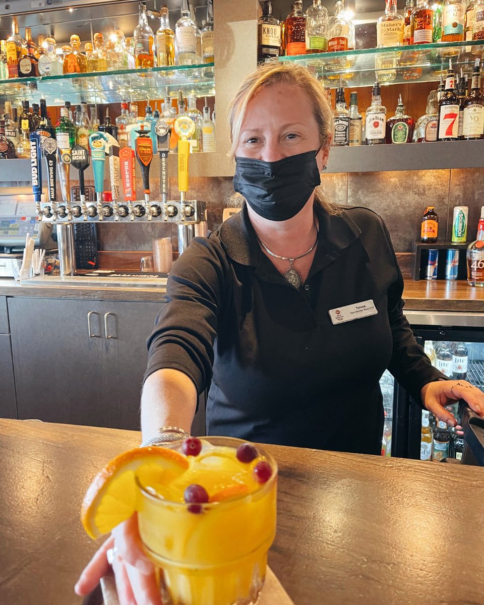 BlueWaveIP's tweet image. There may not be any snow in San Diego, but you can still have a cup of cheer with our holiday cocktails 😉 Come try our Apple Cider Sangria, or "Mary Pickford" featuring rum, pineapple juice &amp;amp; grenadine, all month, from our friendly bartenders here @bluewavebarandgrill! 🍹🎄✨