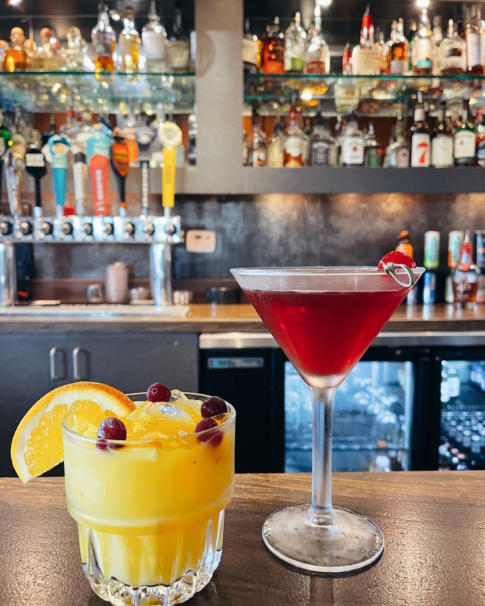 BlueWaveIP's tweet image. There may not be any snow in San Diego, but you can still have a cup of cheer with our holiday cocktails 😉 Come try our Apple Cider Sangria, or "Mary Pickford" featuring rum, pineapple juice &amp;amp; grenadine, all month, from our friendly bartenders here @bluewavebarandgrill! 🍹🎄✨