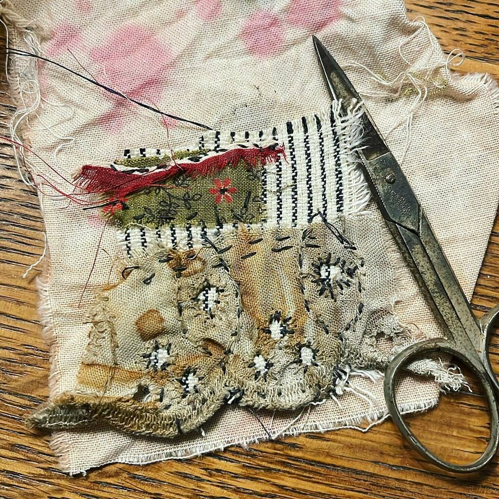 ebodygirle's tweet photo. Bits and pieces slowly stitched. Made. Gathered. Collected.
Plus new found little scissors from the scavenger hunt during the #gritsarttour
#slowstitching #handsewing #fabricbits #seamstress #letitbeimperfect #whatkristinmade #alteredstatesstudio #kr… https://t.co/zGJkoxK0G8 https://t.co/yPd6TUKYSV