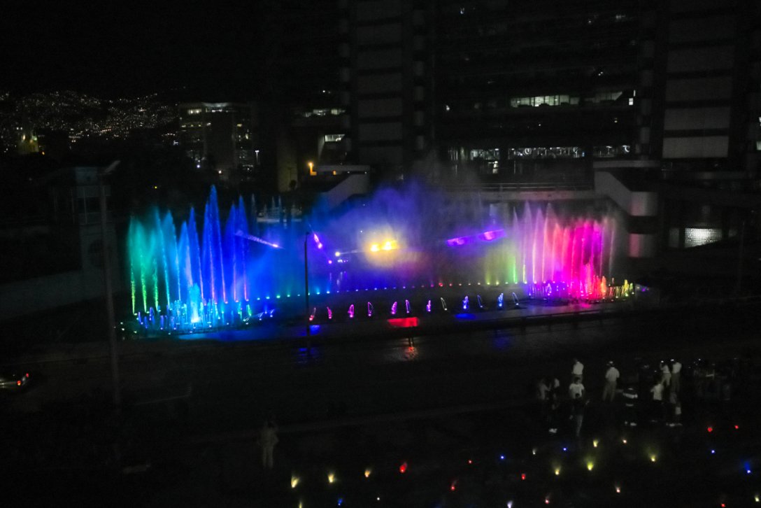 EPMestamosahi's tweet image. #AlumbradosEPM 🎄 La fuente cibernética La Vida está ubicada en el costado noroccidental del Edificio EPM 💦✨ ¡Ven a disfrutar en familia un espectáculo multimedial de luz, agua, música, imágenes y color que recrea las tradiciones navideñas! Conoce más en alumbradosepm.com.co