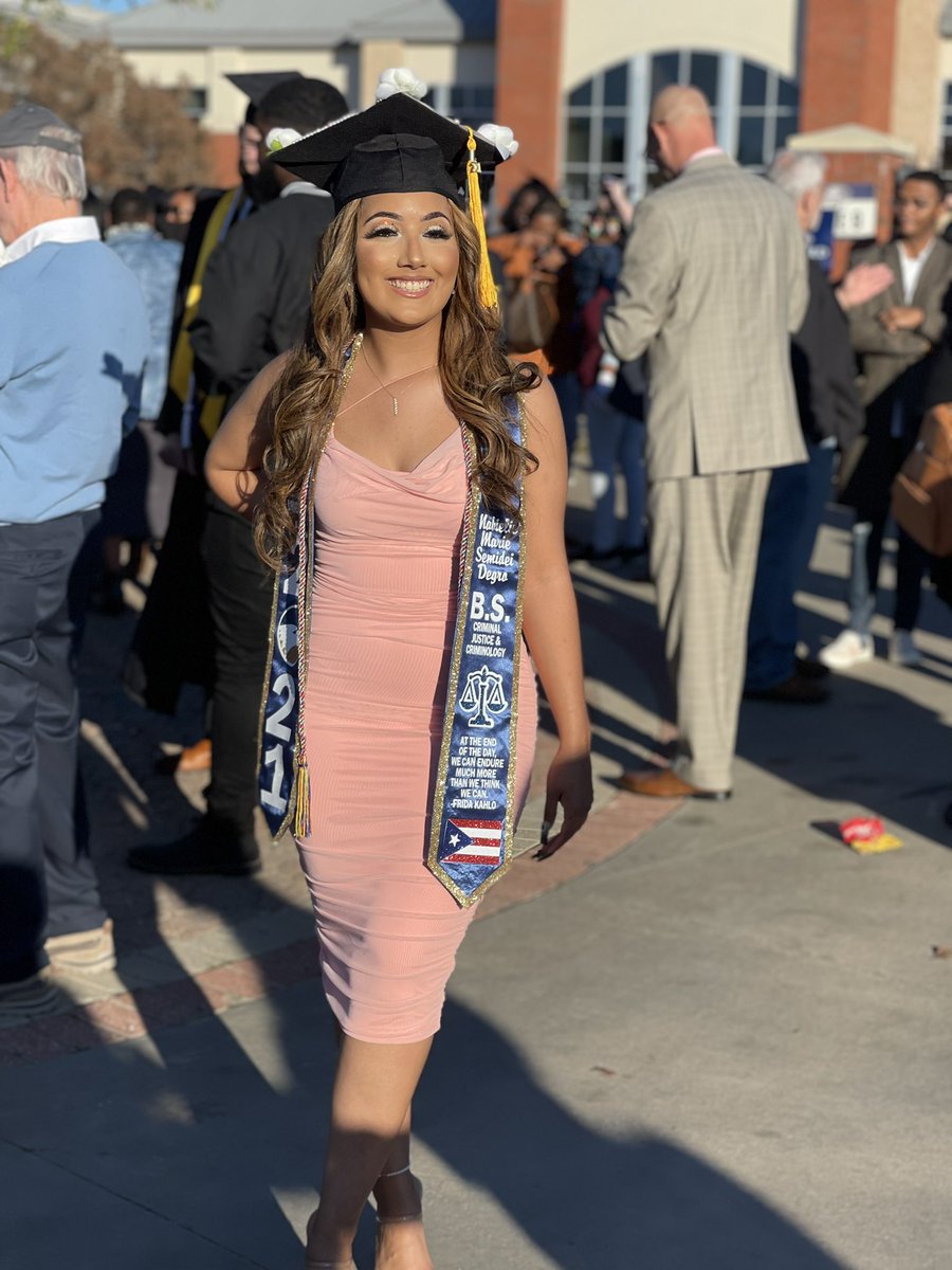 nabimari3's tweet photo. super grateful for this day ! im now a ga southern alumna🥺🦅. i did this for you abuelo ❤️ https://t.co/46tdpjMJ1J
