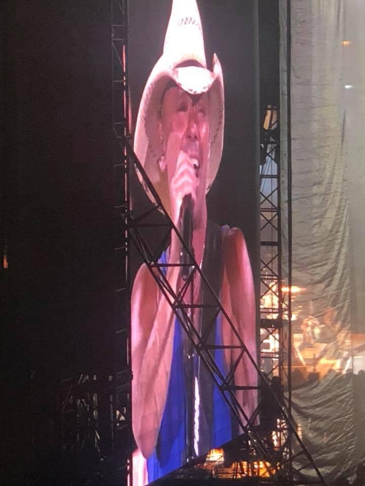 sandy_lambe's tweet photo. @noshoesnation @kennychesney Best concert ever.. Detroit Michigan https://t.co/Dp6re2hWpu