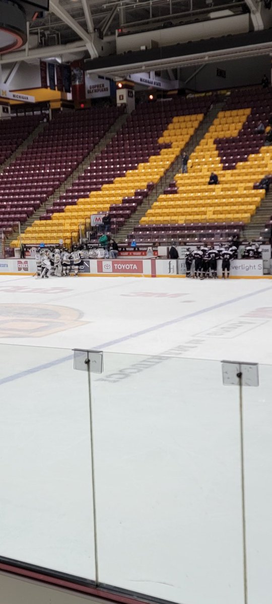 2-1 lead for the boys after 2 vs Edina.  1 more period to go. #playhard #compete <a href="/YouthHockeyHub/">YHH</a>