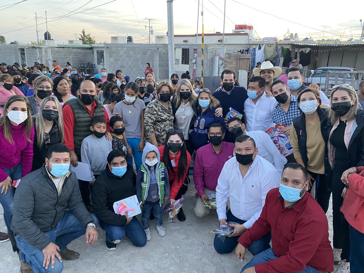 normaltrevino's tweet photo. Esta tarde los niños de la col Gobernadores nos regalaron alegría en convivio para ellos donde disfrutaron de una piñata.
Así mismo les  entregamos juguetes y dulces con motivo de esta #Navidad.
Que estás fechas sean de amor y de mucha unión en apoyo a los que más lo necesitan. https://t.co/8VsV6e5tRk