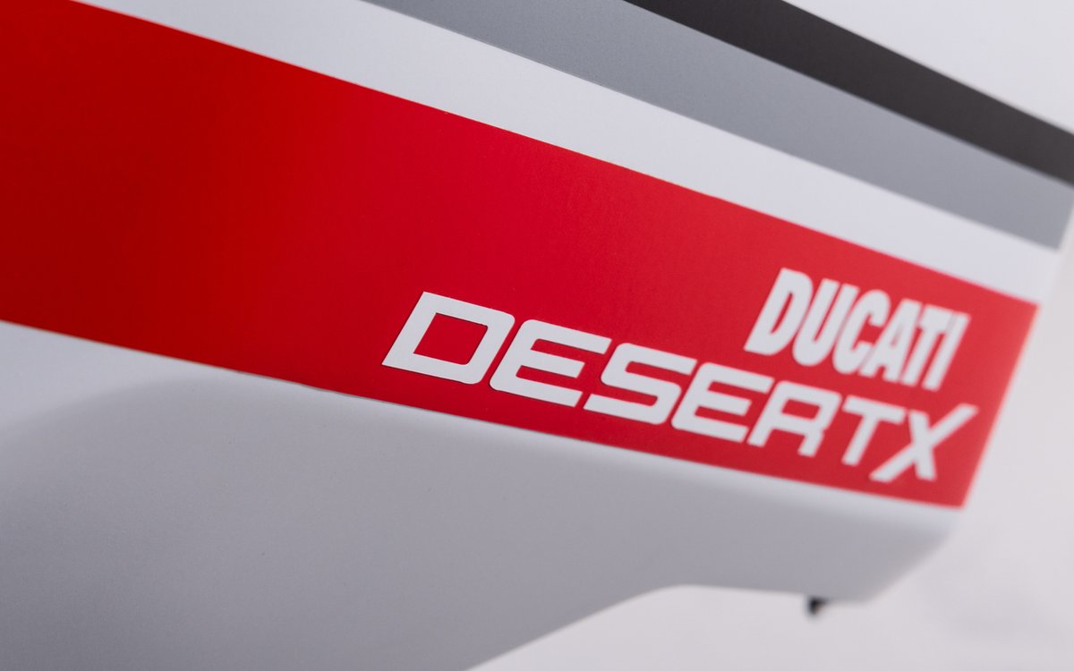 ducati_japan's tweet photo. 2022年モデル総合カタログのお申し込み受付を開始します!!2021年12月15日から2022年1月31日までにお申込を頂いた方の中から抽選で50名様に、ドゥカティの卓上カレンダーをプレゼントいたします。詳細はこちらから→https://t.co/YIudxCNimV #ドゥカティいいじゃん https://t.co/ZMXq1IW3W8