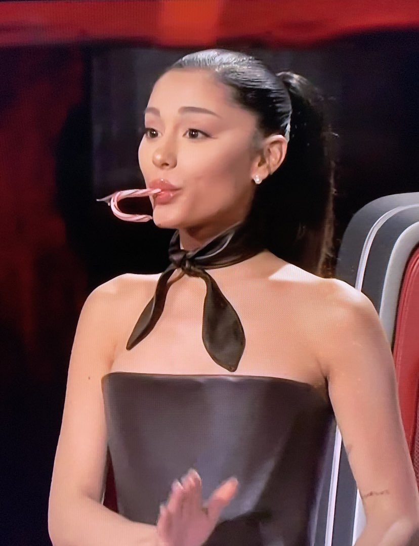 ArianaWorldHQ's tweet photo. Ariana eating a candy cane. #TheVoice #VoiceFinale https://t.co/L3CP8qSKRx