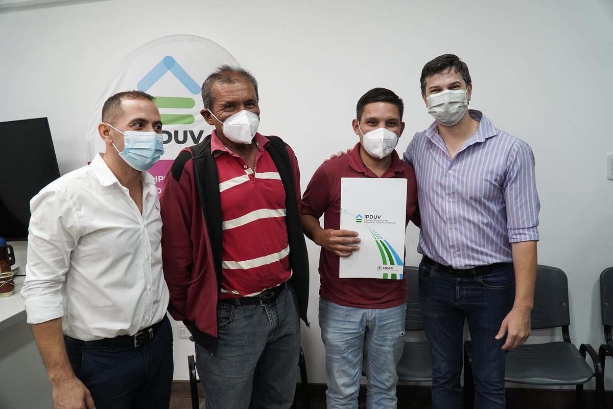 NUEVAS FAMILIAS 👪 CONTENTAS POR SU TÍTULO DE PROPIEDAD EN MANO ✊ 

Junto al Presidente del <a href="/IPDUV/">InstitutodeVivienda</a> Diego Arevalo, hicimos entrega de títulos a familias de nuestra ciudad.

Es importante poder tener el título de propiedad, y hoy 10 familias de la localidad recibieron el suyo.