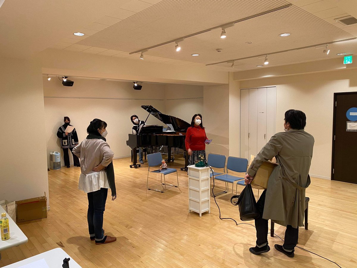 colosop's tweet photo. 昨日は「theをんな」コンサートのお稽古　
日本と外国の女性をテーマに
第1部 日本歌曲with書道パフォーマンス 
第2部 オペラ「電話」
12/25 13時 大泉学園ゆめりあホール
2022.1.13まで動画配信あります
詳細: https://t.co/GZHBxs4klx

#unitK #根來加奈 #theをんな #電話　＃ソプラノ歌手根來加奈 https://t.co/mtIOxIQiwH