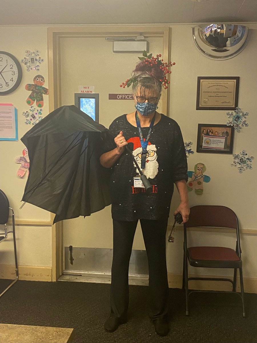 FosterWildcats's tweet photo. Thanks for getting our rainy day dismissal running smoothly Ms. Tina!   Great day for crazy holiday hair too! ⁦@foster_sdusd⁩ ⁦@sdschools⁩ https://t.co/im9b3BUtCk