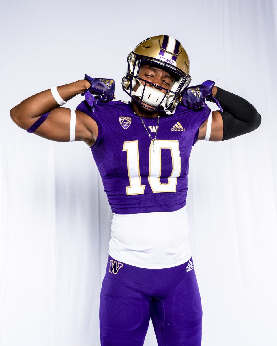 I’ll be signing my National Letter of Intent tomorrow @ 1pm MST in the Desert Ridge High gymnasium! 
<a href="/DesertRidge_FB/">Desert Ridge Jaguar Football</a> 
<a href="/dridgeathletics/">DRHS Jags Athletics</a> 
<a href="/CoachRoyLopez/">Roy Lopez</a>